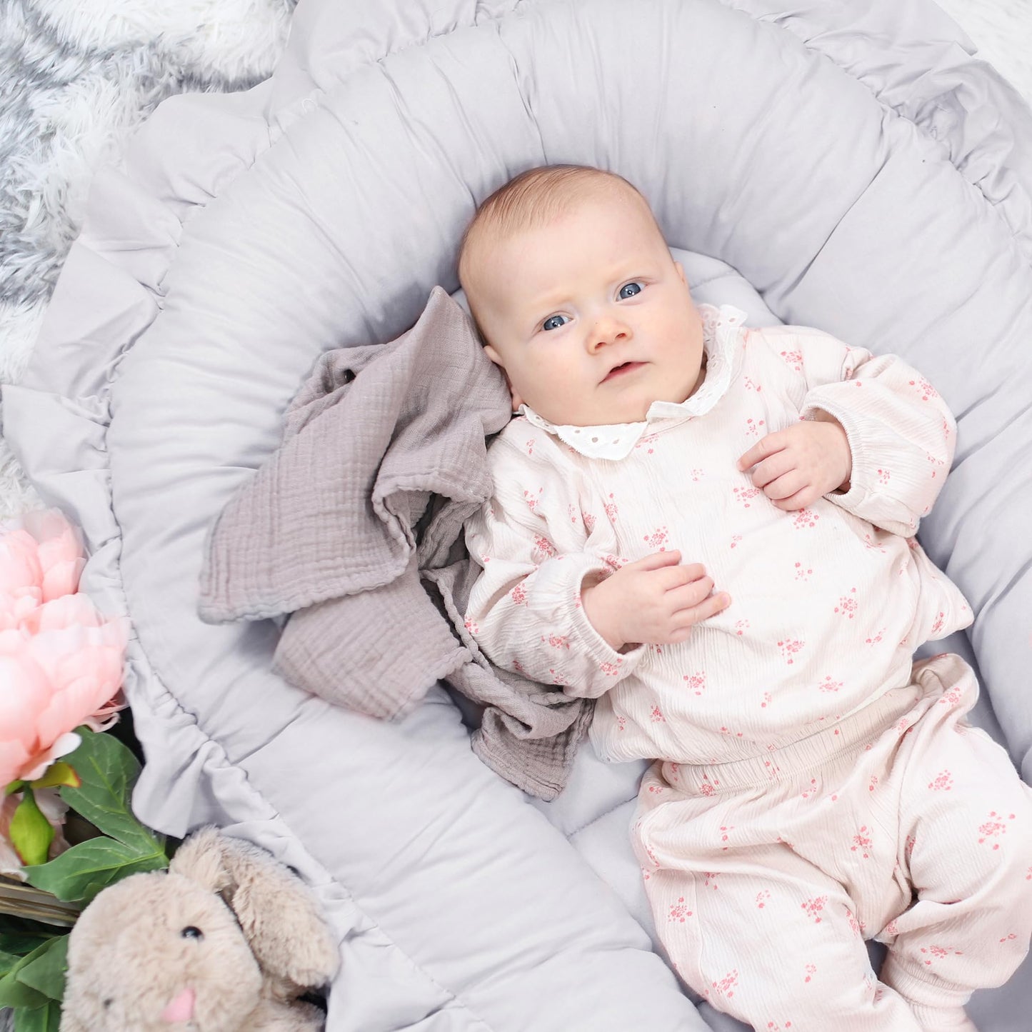 Baby nest for newborns with carrying handle, 90 x 50 cm. Portable cocoon nest for bed, cuddle nest for boys and girls. Grey.