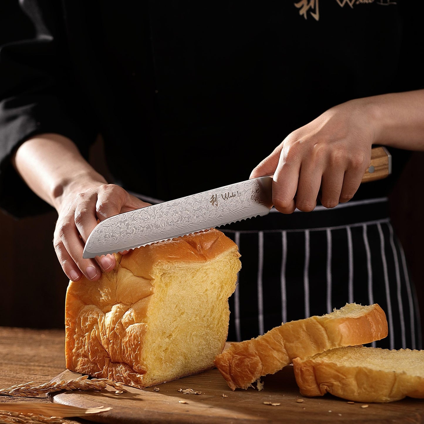 Wakoli Oribu bread knife with 20cm blade made of 67 layers of Damascus steel, olive wood handle. Sharp bread slicing knife for bread, rolls & crust. Kitchen knife including gift box.
