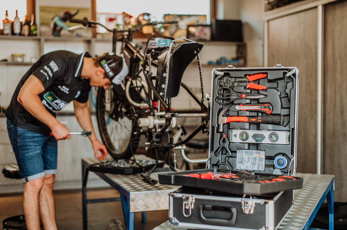 Kanwod KTOTC-1054 tool kit filled with 1000 pieces | Tool trolley set for DIY enthusiasts and master craftsmen | for workshop and household | includes wrenches, hammer, and more.