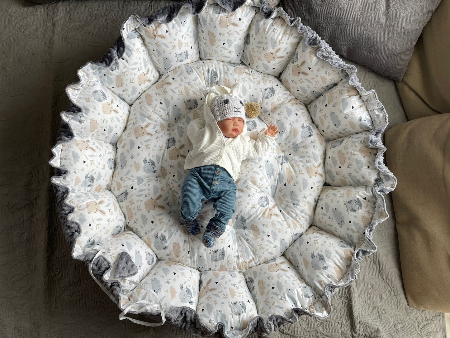 LOOLAY Baby Nest 3in1 XXL - Nest Baby Playmat and Travel Bed 90/155cm - Handmade from Cotton with Ruffles - Perfect for Twins (Beige Bunny/Minky Graphite)