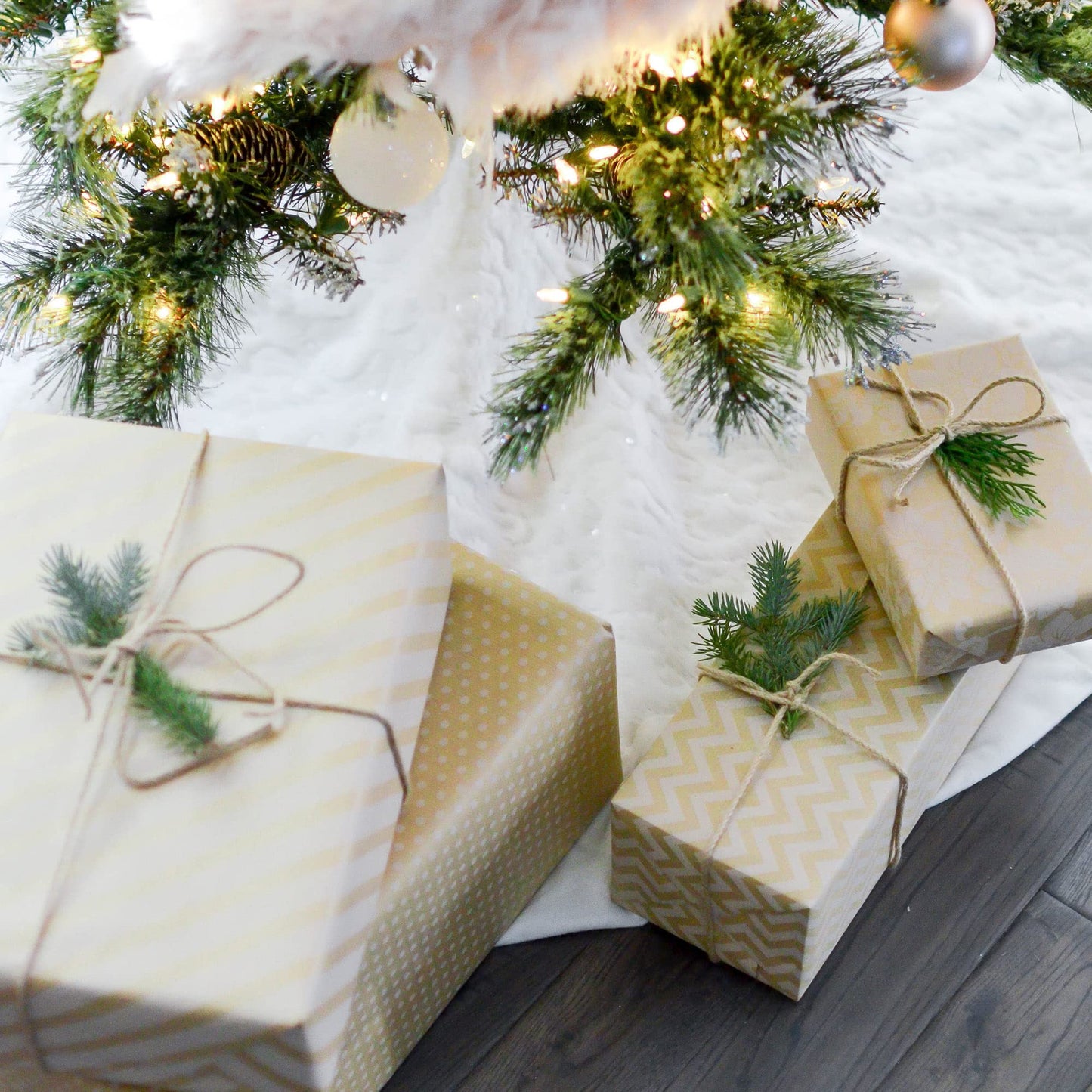 COM-FOUR® White Premium Christmas Tree Skirt to protect against pine needles - round tree skirt for the Christmas tree - base in Christmas design for gifts and decorations.