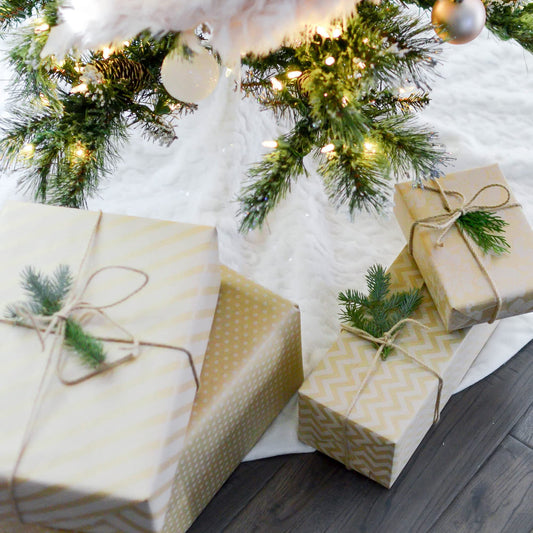 COM-FOUR® White Premium Christmas Tree Skirt to protect against pine needles - round tree skirt for the Christmas tree - base in Christmas design for gifts and decorations.