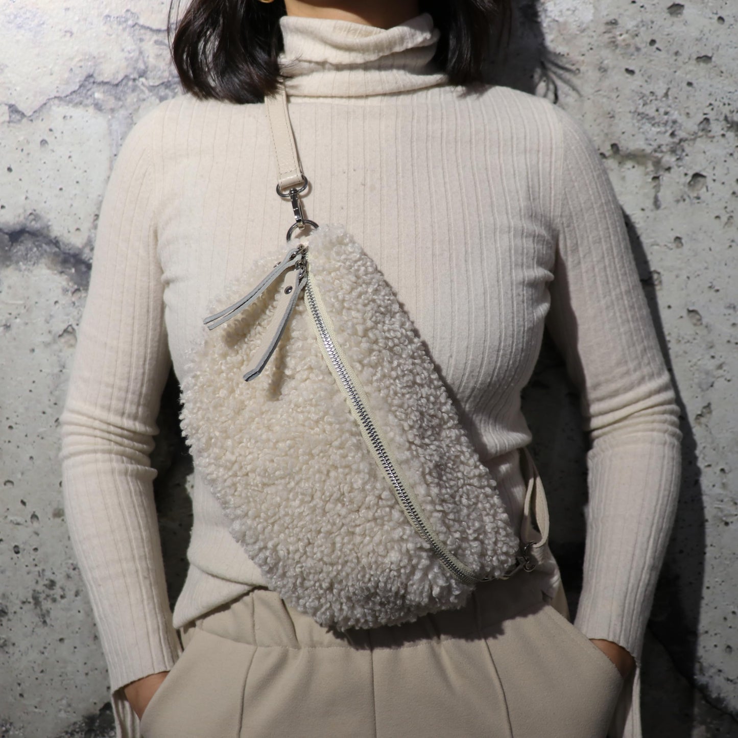 SH Leather® Teddy Plush Hip Bag Women's Belt Bag for Festival Travel Waist Bag Medium Crossbody Bag Women with genuine Leather Shoulder Strap 27x16cm Kate G358 (Beige/Silver Zipper, M)