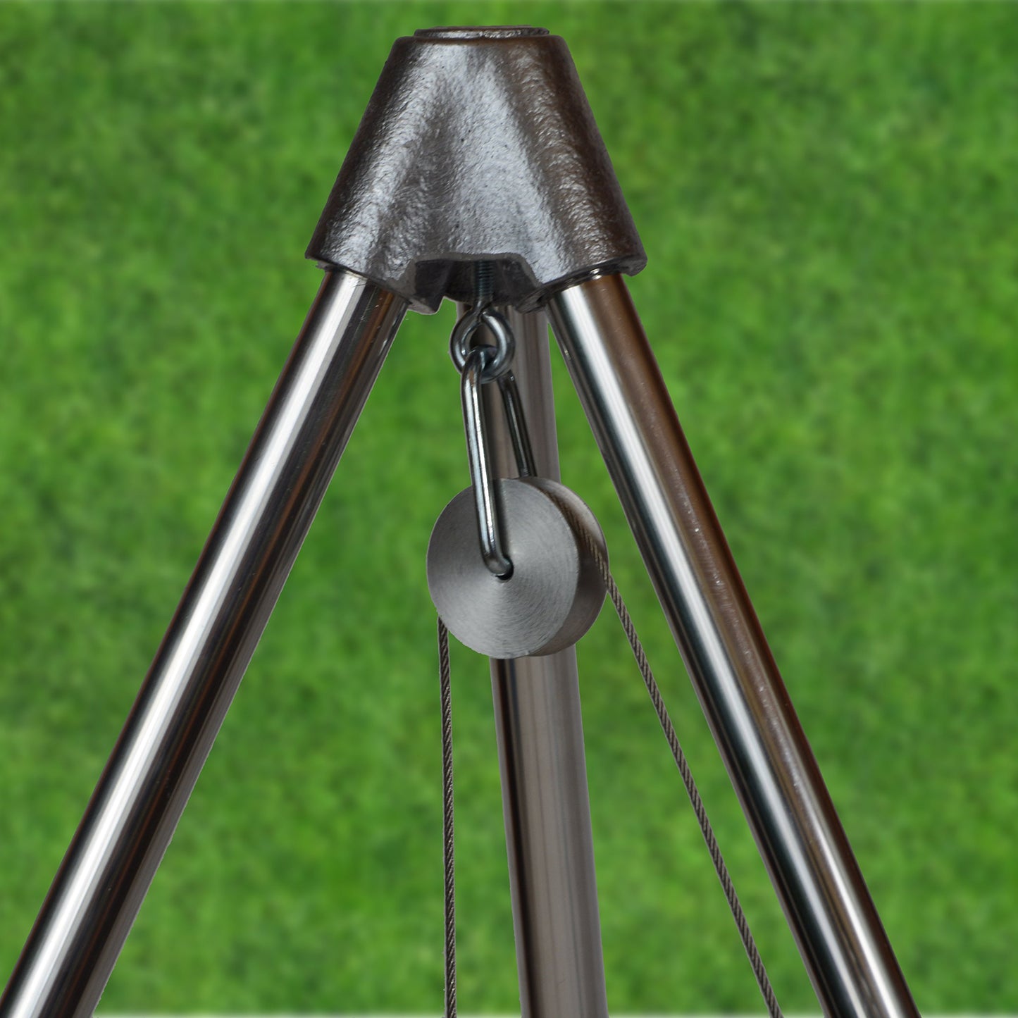 Three-legged swing grill including 60 cm stainless steel grate from German production.