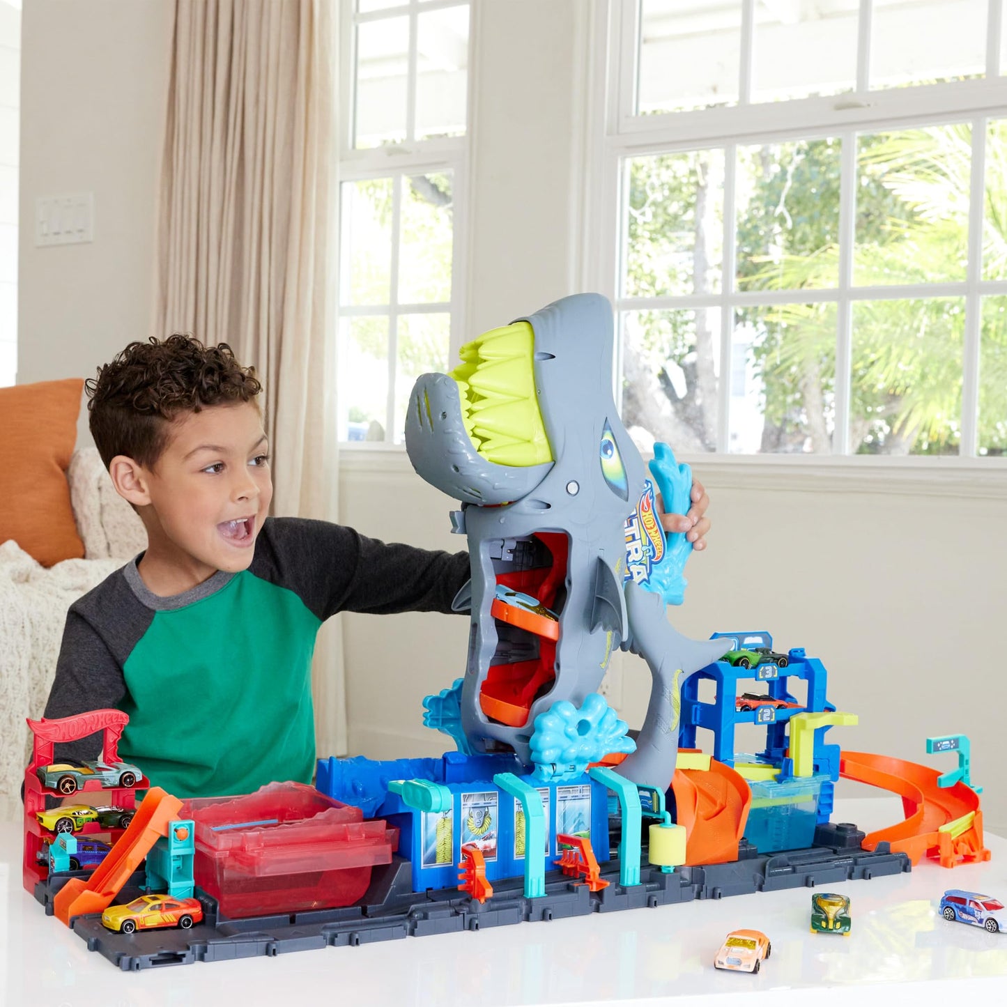 Hot Wheels Let's Race Netflix City toy car track set, Ultimate Shark car wash with 1:64 scale toy car, color change feature, repeatable color change effect, storage, HTN82.