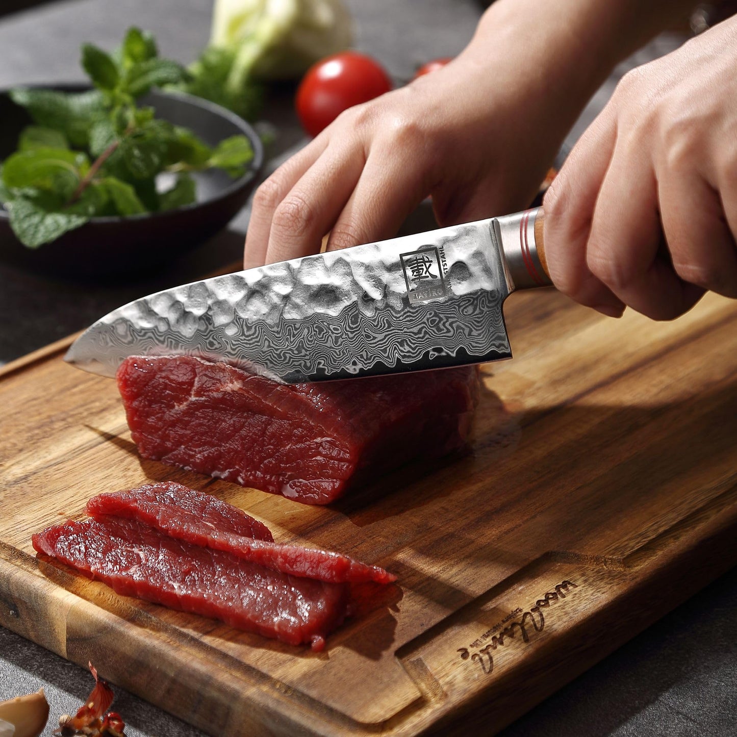 Zayiko Minami Premium Santoku knife with a 17.5 cm blade made of 67 layers of genuine Damascus steel with hammer finish and olive wood handle. Includes wooden box. Ideal for professional chefs and kitchen use.