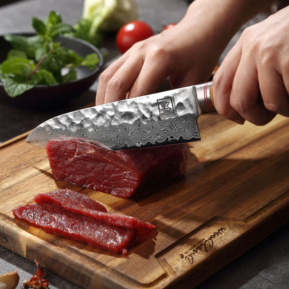 Zayiko Minami Premium Santoku knife with a 17.5 cm blade made of 67 layers of genuine Damascus steel with hammer finish and olive wood handle. Includes wooden box. Ideal for professional chefs and kitchen use.