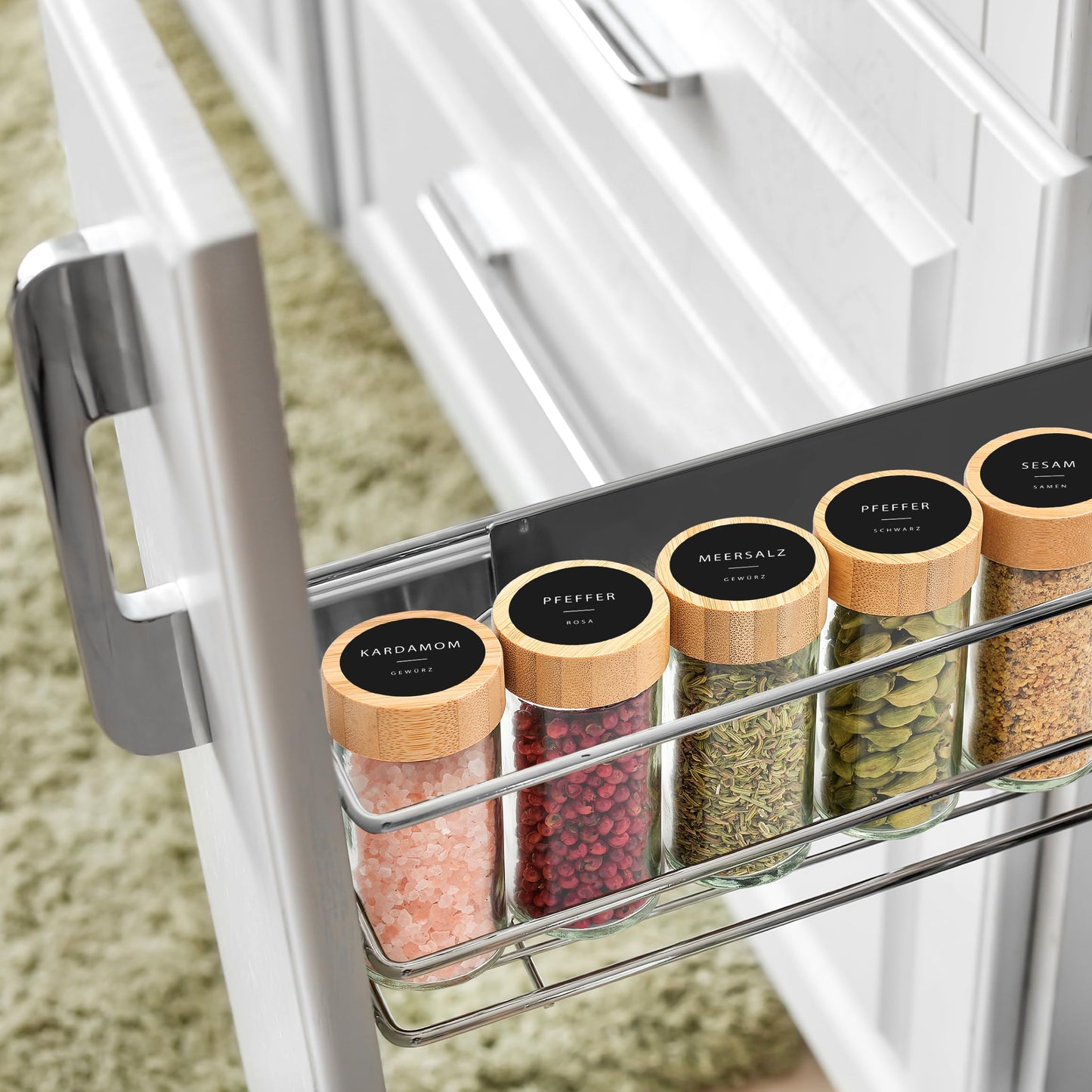 Happy Lemuro Spice Jars Round [24 x 100 ml] 435 Labels in German | Spice Containers with Wooden Lids & Accessories - Airtight - Set of 24 Spice Jars, Spice Storage Jars.
