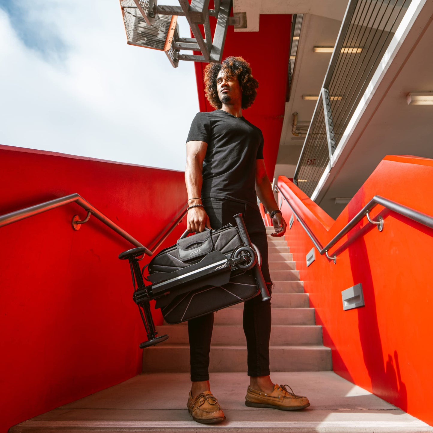 Flea - Transformable scooter adult + carry-on luggage case + backpack | Adult scooter + hard shell suitcase + messenger bag | Adult kick scooter | Foldable | Design made in Germany