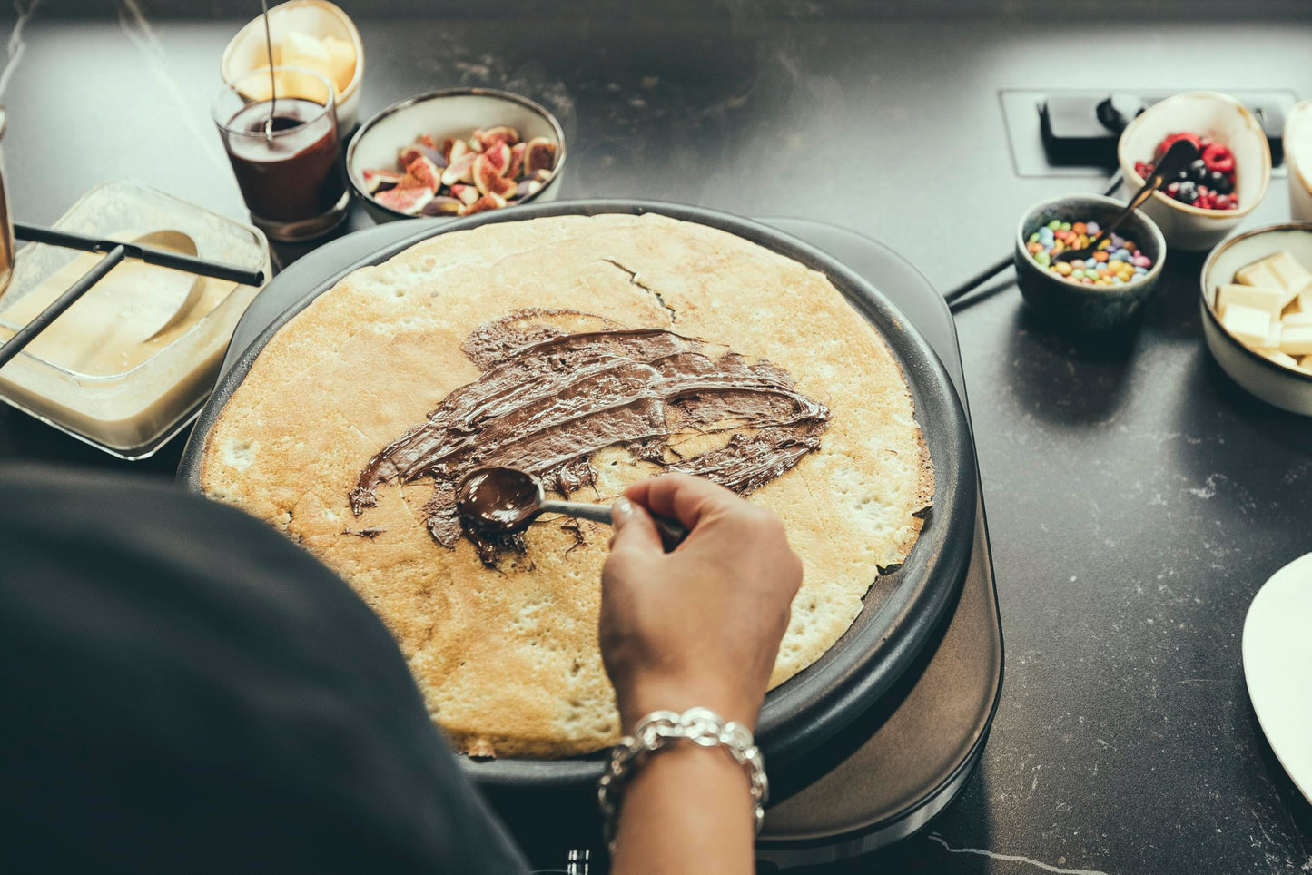 SEVERIN Crêpe Maker, crepe iron for sweet crepes and savory galettes, with removable XXL grill plate (38 cm), approx. 1,500 W, stainless steel brushed/black, CM 2199