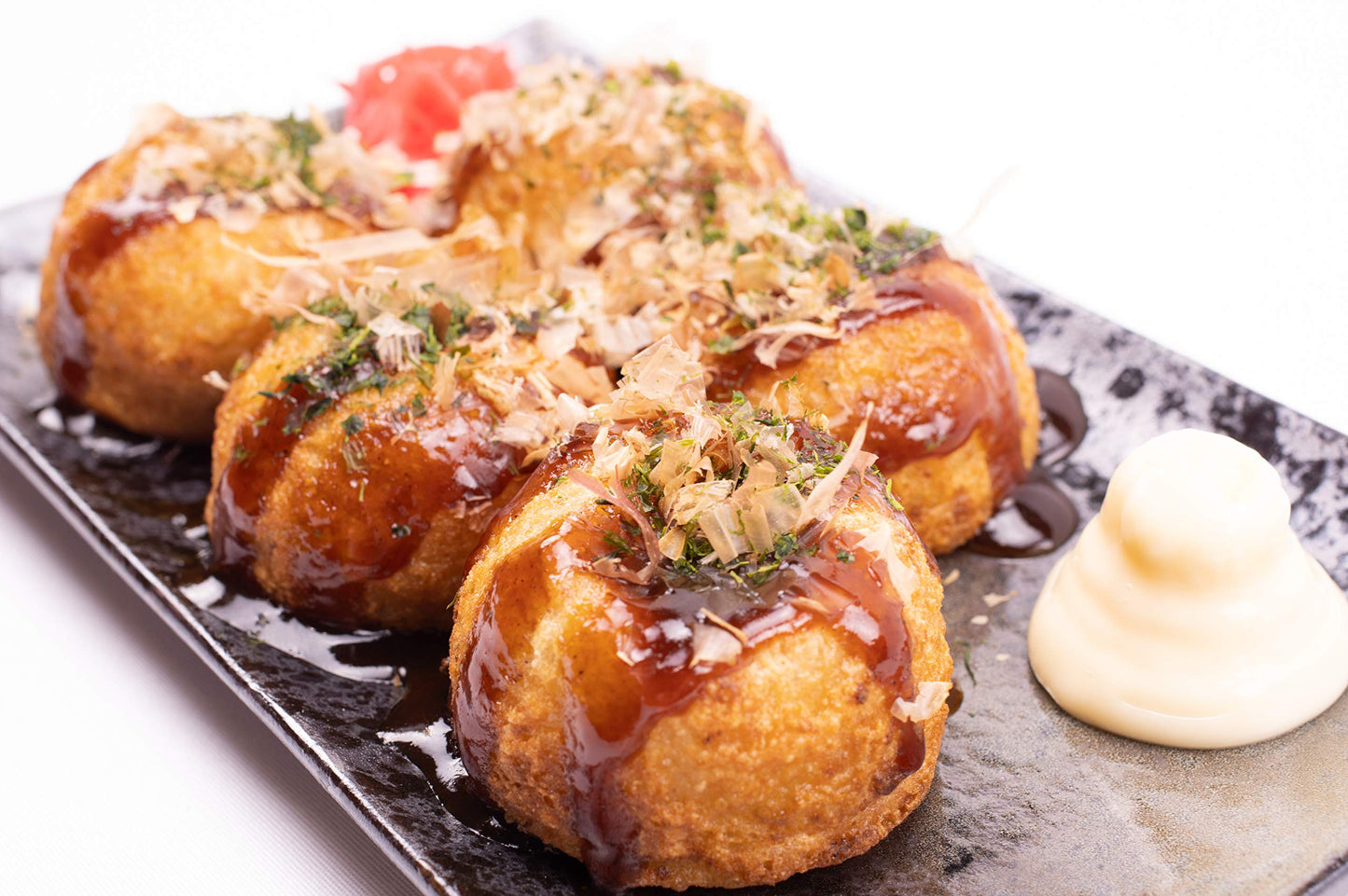 Takoyaki maker with takoyaki picks, simple and easy to use electric machine for making Japanese takoyaki octopus balls, 220-240V 50/60Hz 650W, European plug.
