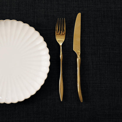 Smiry linen-look tablecloth, waterproof with lotus effect, rectangular 140 x 200 cm. Stain-resistant black table cover for easy cleaning and protection.