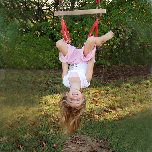 PELLOR Multifunctional Kids Wooden Trapeze Swing with Plastic Gymnastic Rings for Hanging, supports up to 160KG, Red.