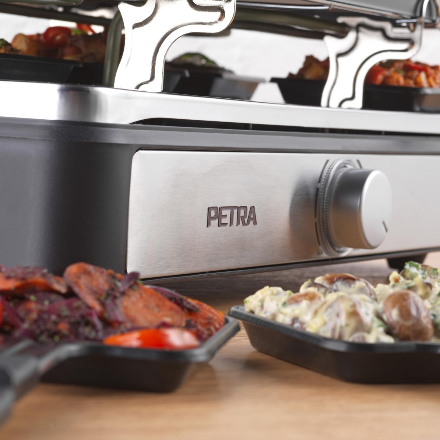 Petra 2-in-1 Raclette & Fondue, Large Teppanyaki Grill for 8 people, Smokeless Electric Grill, 1.3l Fondue pot with skewers, Includes wooden spatulas and sliders, for social evenings