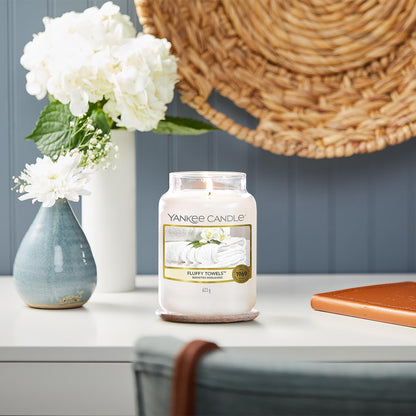 Yankee Candle jar candle (large) | Fluffy Towels | Candle with long burn time up to 150 hours | Perfect gifts for women