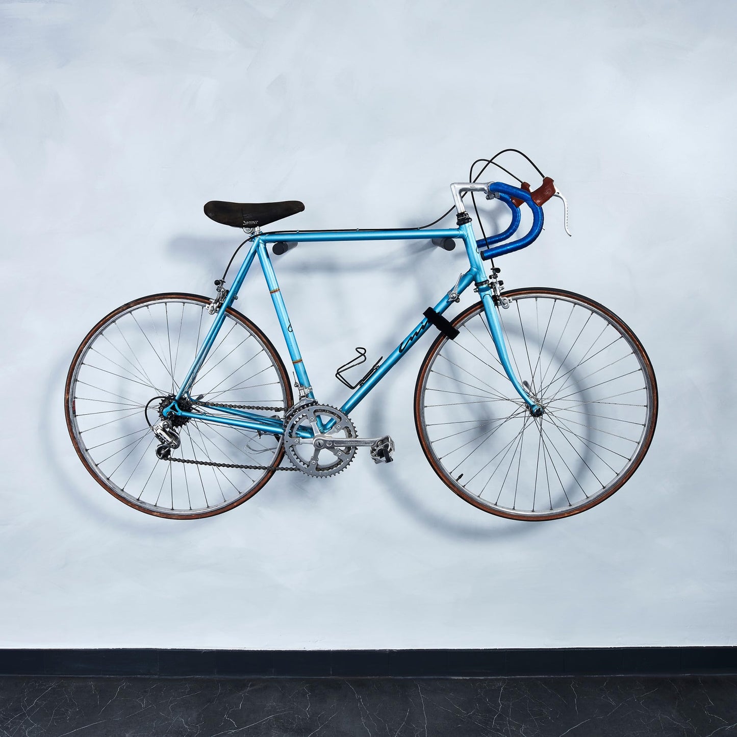 Borrow bike wall mount made of wood with a 20 kg capacity - stable wall mount for road bike, MTB, and E-bike - Black natural