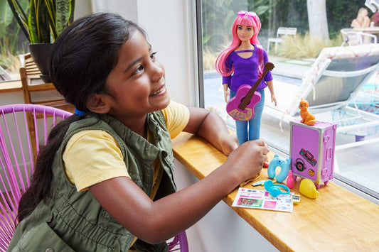 Barbie FWV26 doll Daisy (curvy with pink hair) and kitten, guitar, opening suitcase, stickers, and nine accessories, toy gift for children ages 3-7.