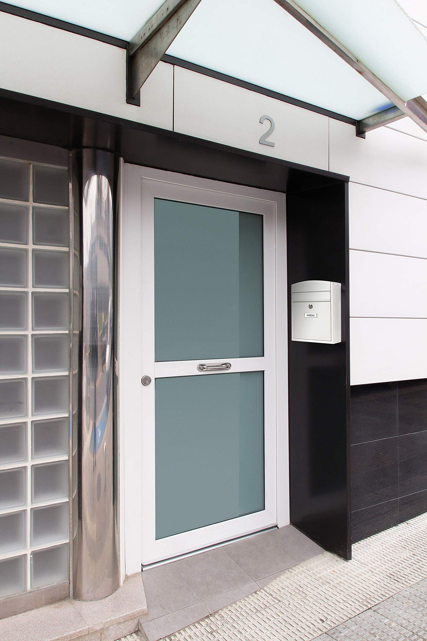 Arregui - Stainless steel mailbox, 28.5 x 24 x 9.5 cm, white.