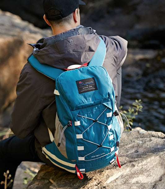 Mountaintop 35L hiking backpack for men and women. Ideal for camping, hiking, cycling, and day trips. Includes rain cover. Dimensions: 55x30x18cm.