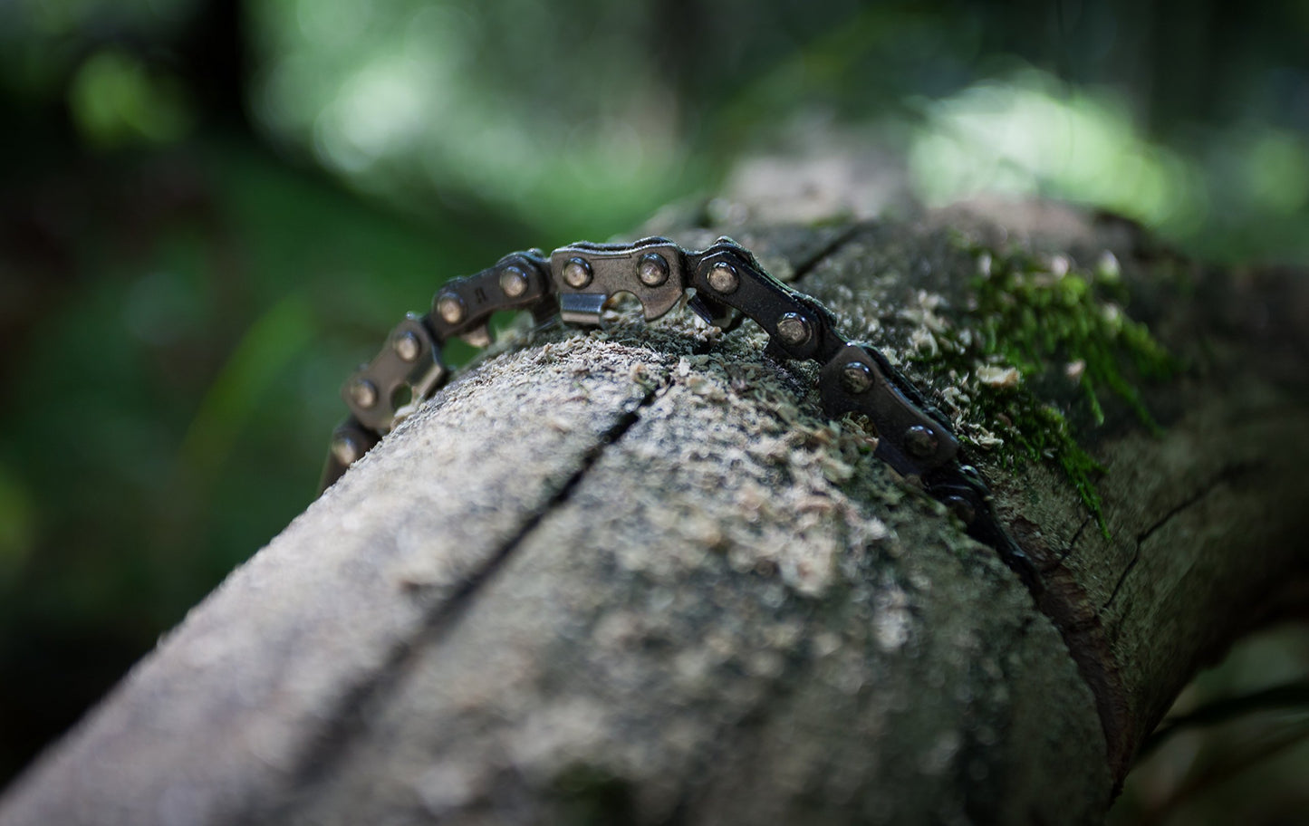 More bite with 33 carbon steel teeth - Nature is Adventure hand chainsaw with belt pouch - Premium survival branch saw garden saw for camping, garden, & outdoor accessories.
