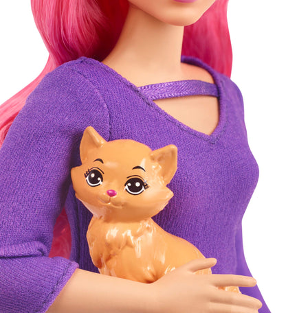 Barbie FWV26 doll Daisy (curvy with pink hair) and kitten, guitar, opening suitcase, stickers, and nine accessories, toy gift for children ages 3-7.