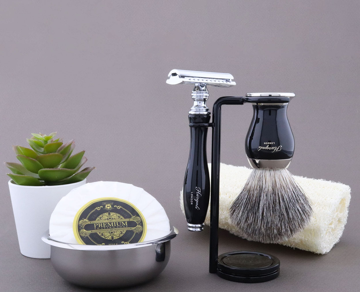 Haryali London 5-piece shaving set, double-edge razor, black badger brush, soap, bowl, stand, set as a gift.