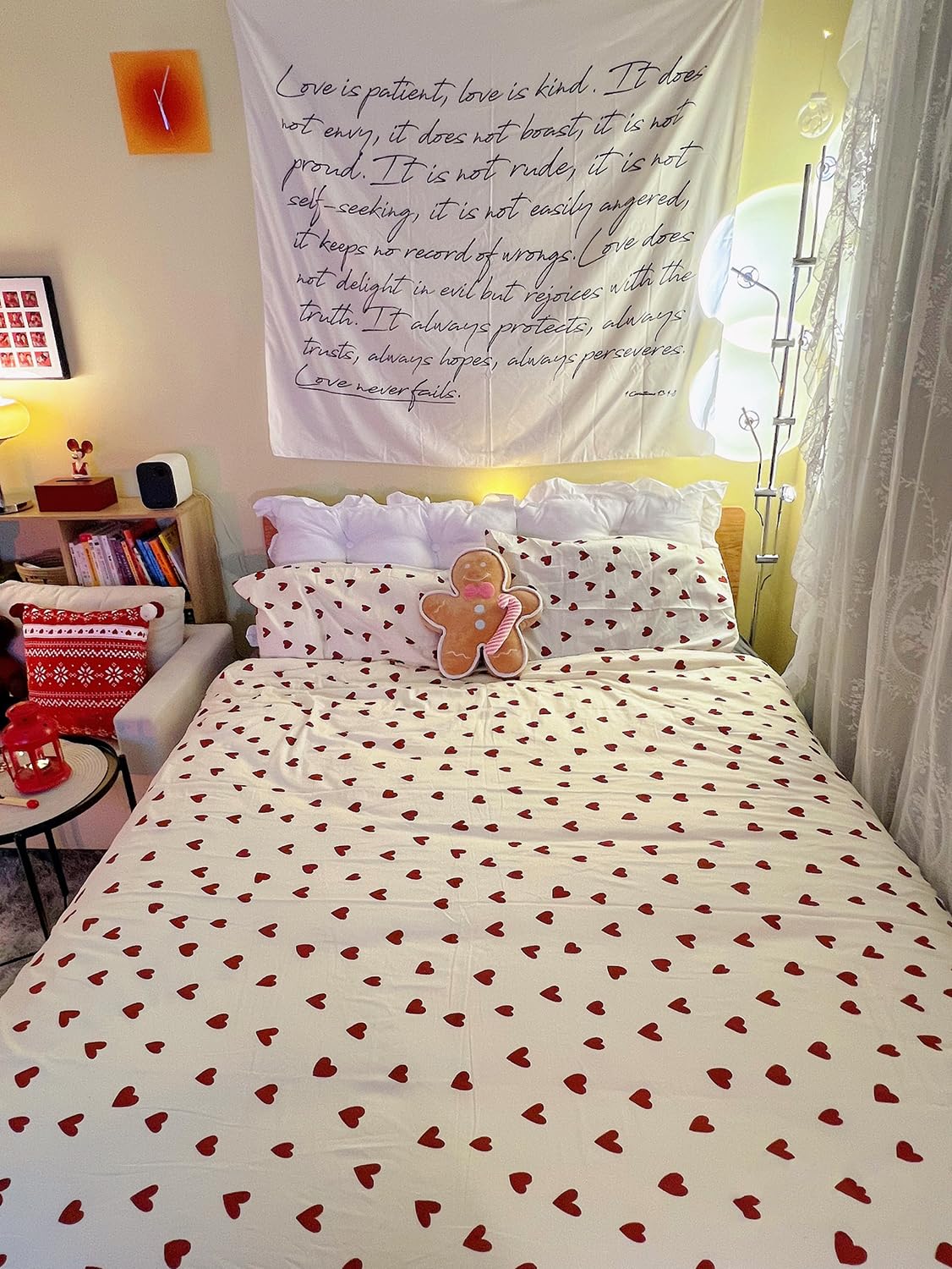 AShanlan bedding set 135x200 red hearts for girls includes a pillowcase 40x80 cm. Made of microfiber in red and white heart design, suitable for children and teenagers. Features a zipper closure.
