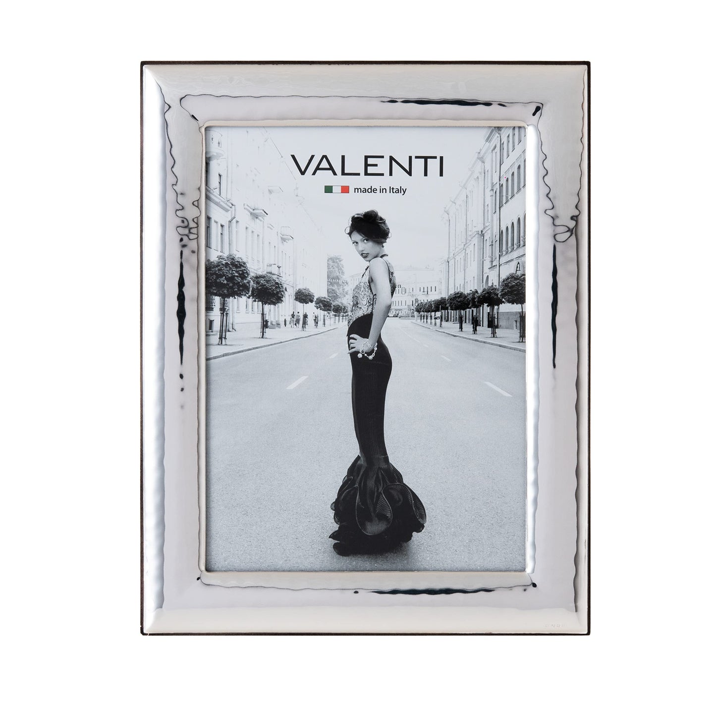 Valenti&Co picture frame in shiny silver, hammered, 15 x 20 cm. Perfect as a gift for weddings, birthdays, or for mom and dad.