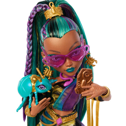 Monster High Nefera De Nile doll, royal mummy in dress with pet scarab Lavish and 7 accessories such as handbag, laptop, sunglasses, drink, and snacks, JDR48.