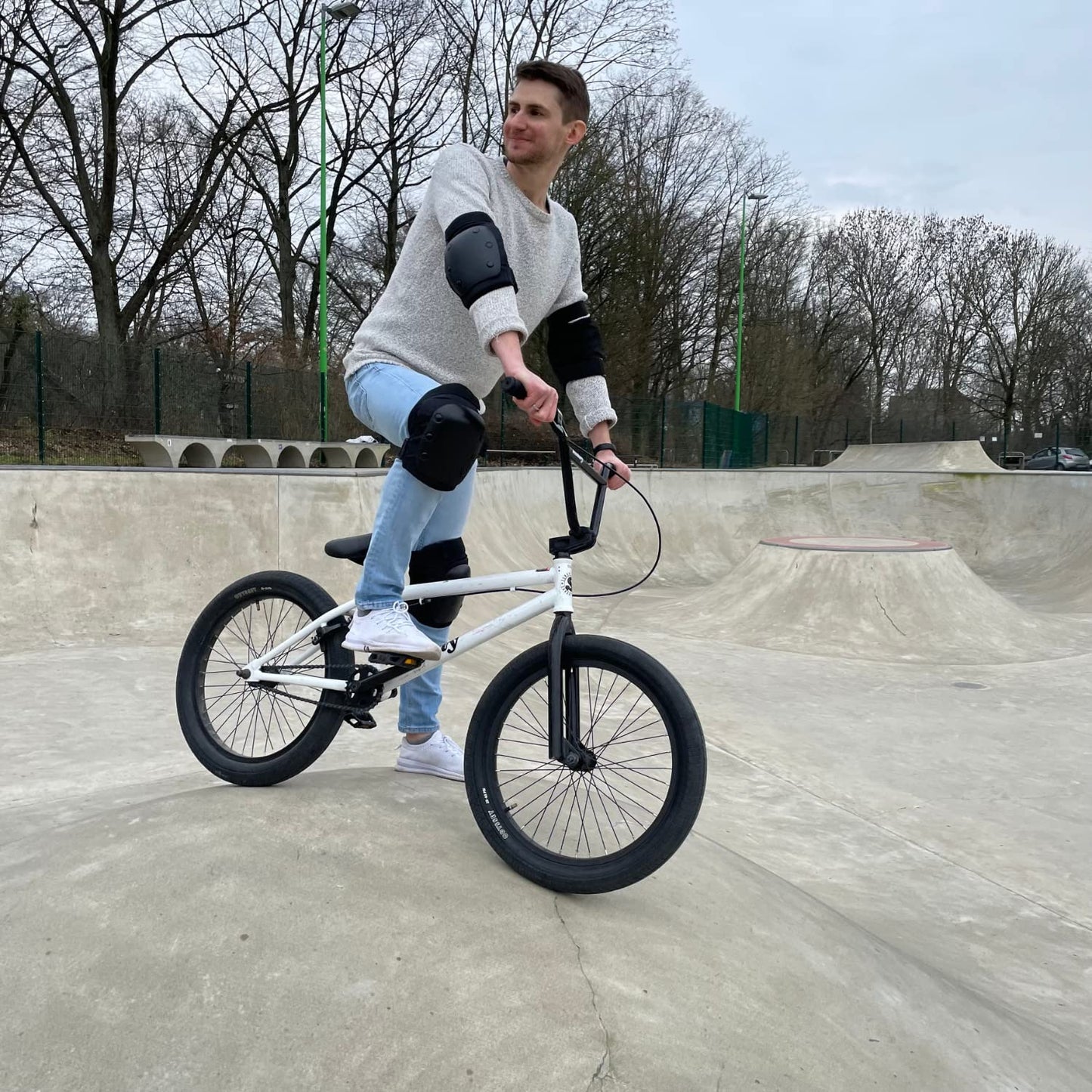 Liebkern Skate Protectors Set for adults & children [unisex] - Ideal for inline skating, skateboard, scooter - Adult inline skate knee pads Adult skate pads Adult protector set