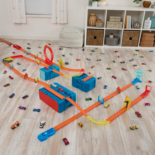 HOT WHEELS Flash Starter Set - Modular storage box with track pieces like loops and curves, flippers and straight tracks, includes 1 car, for kids 4+ years old, HMC03