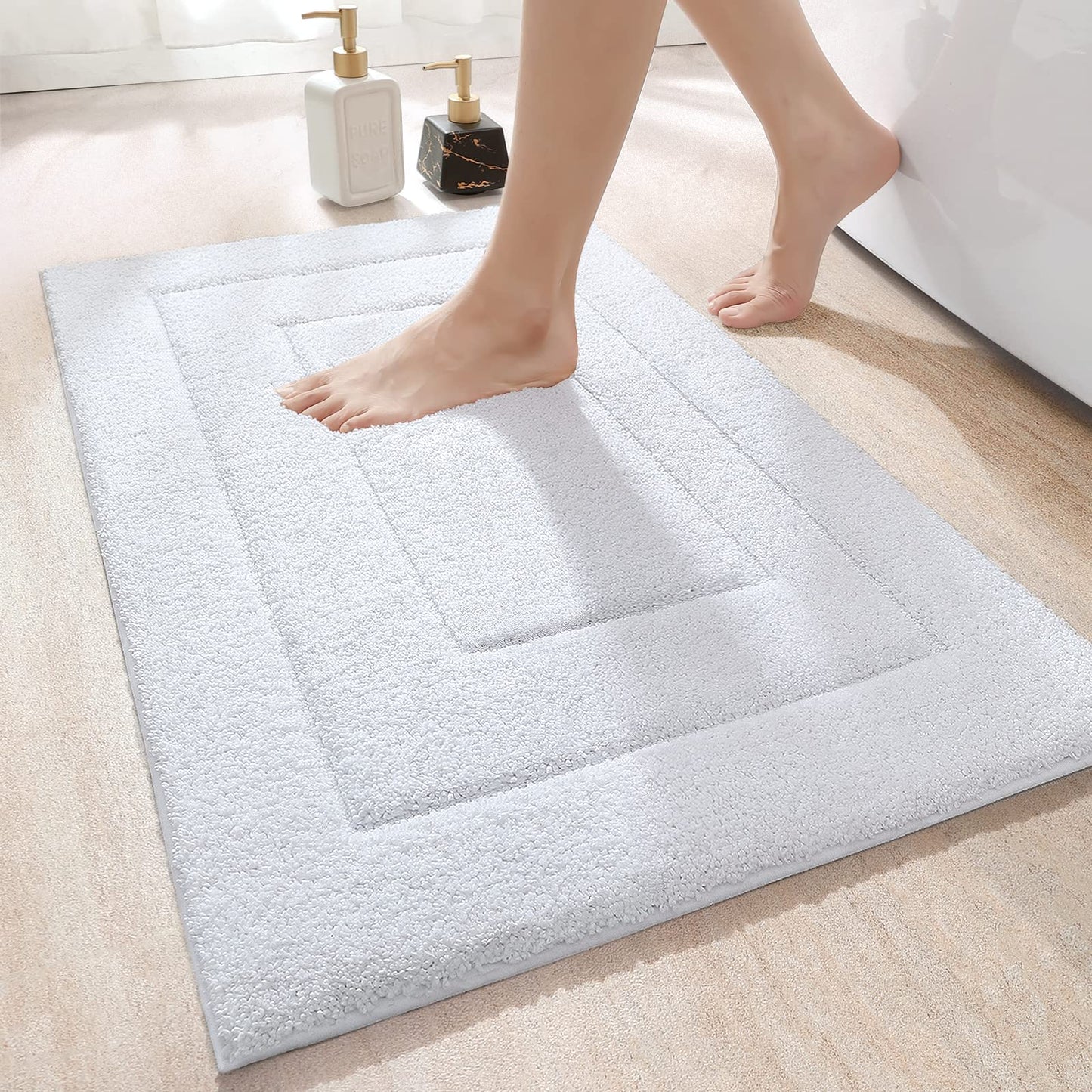 DEXI Bath Mat, Non-Slip Soft Bathroom Rug, Absorbent Bathmat, Machine Washable Bath Rug for Shower, Bathtub, and Toilet, White, 60 x 110 cm.