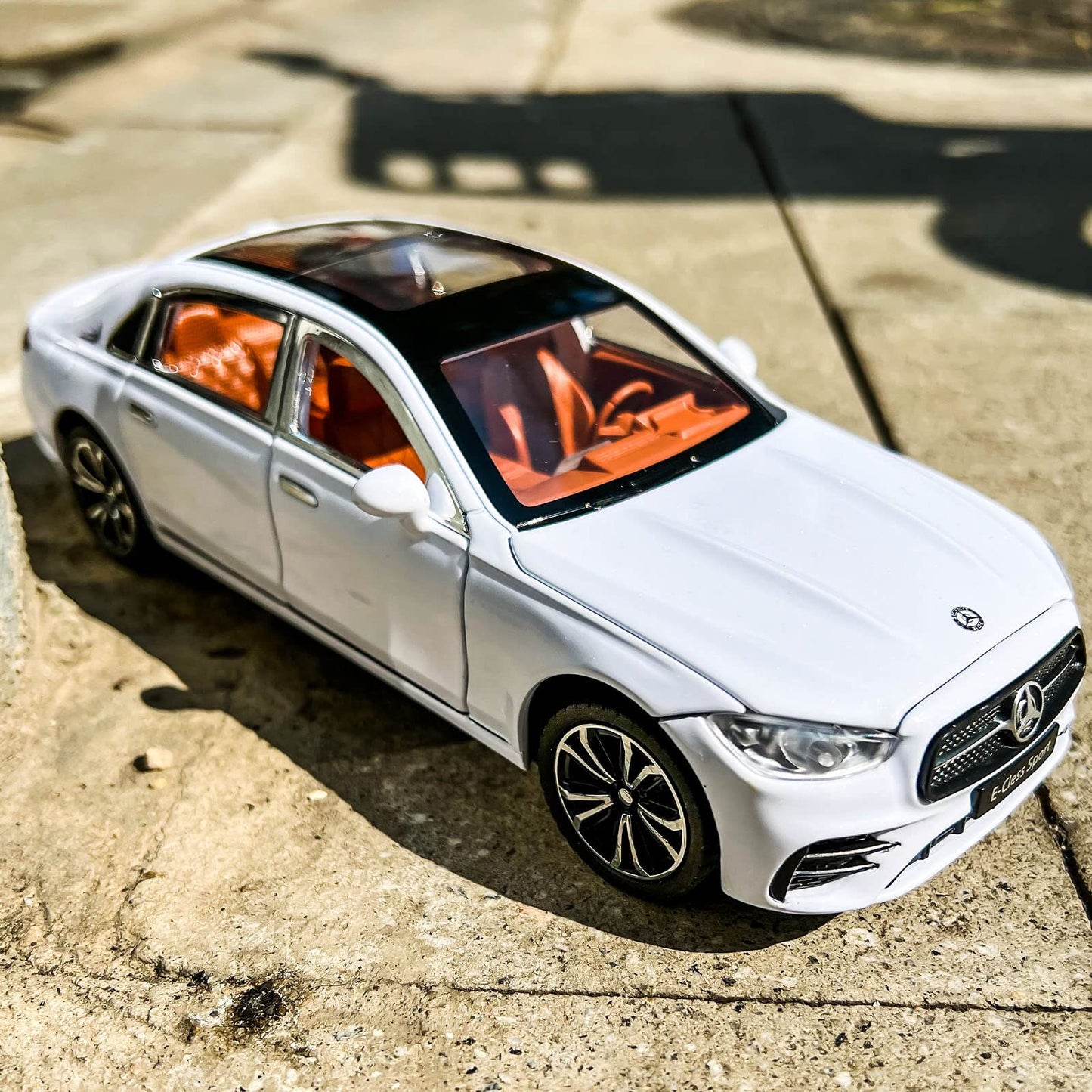 TGRCM-CZ 1/24 Benz E300 model car, made of zinc alloy, pull back toy, die-cast toy cars with sound and light, for kids, boys, girls, gift (white)