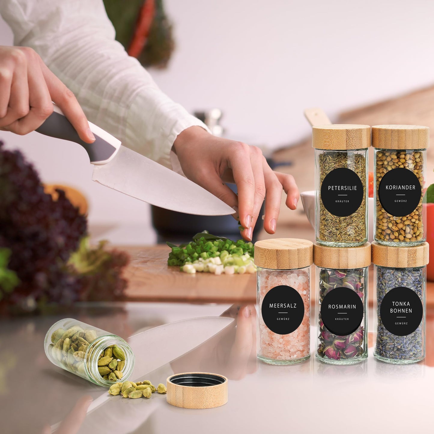 Happy Lemuro Spice Jars Round [24 x 100 ml] 435 Labels in German | Spice Containers with Wooden Lids & Accessories - Airtight - Set of 24 Spice Jars, Spice Storage Jars.
