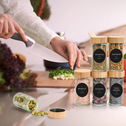 Happy Lemuro Spice Jars Round [24 x 100 ml] 435 Labels in German | Spice Containers with Wooden Lids & Accessories - Airtight - Set of 24 Spice Jars, Spice Storage Jars.