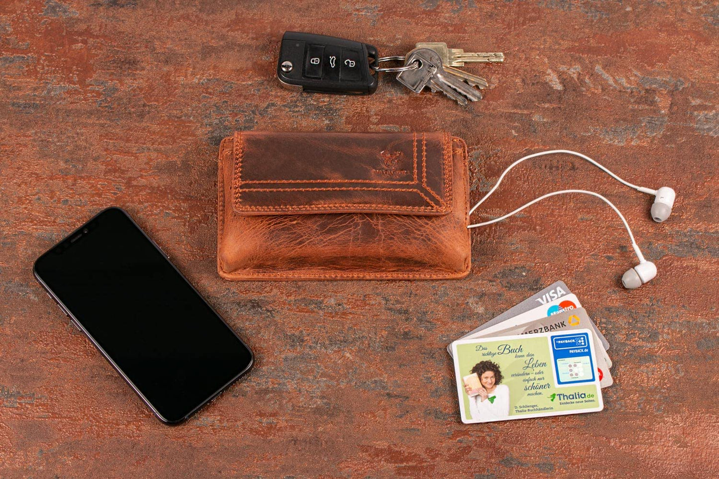 MATADOR 2in1 genuine leather phone case with zipper pocket in #Brisbane, comes with a luxurious gift box and RFID protection. Elegant belt phone case for smartphones up to 6.1 inches in vintage brown.