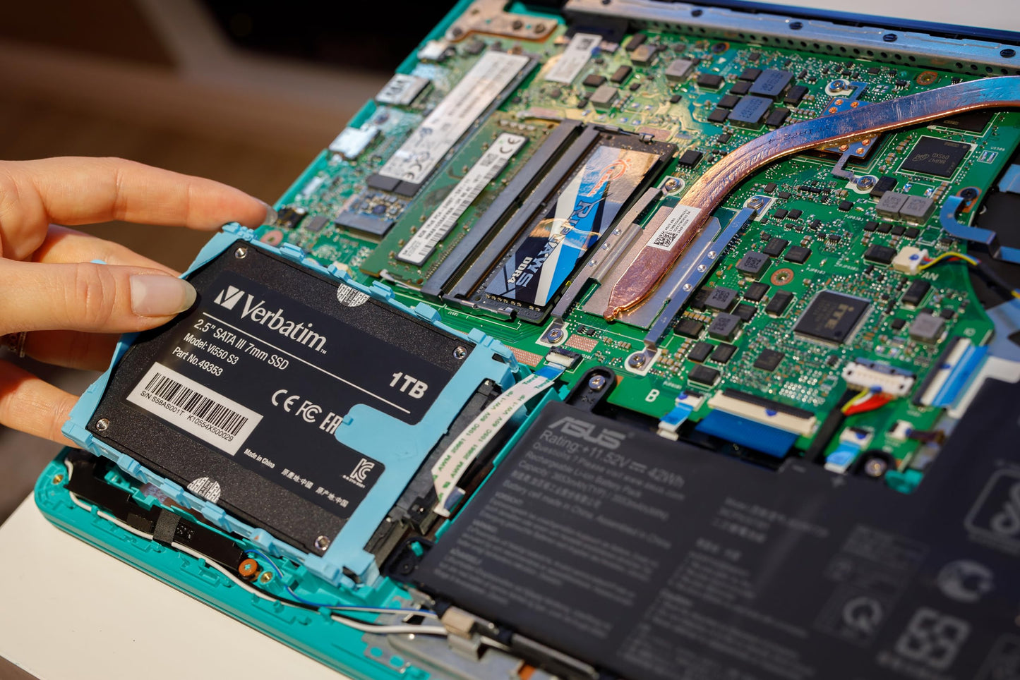 Verbatim Vi550 S3 SSD 1TB, internal 2.5" SATA III SSD drive with 3D NAND technology, up to 550 MB/s read speed, perfect for PC and notebook, black
