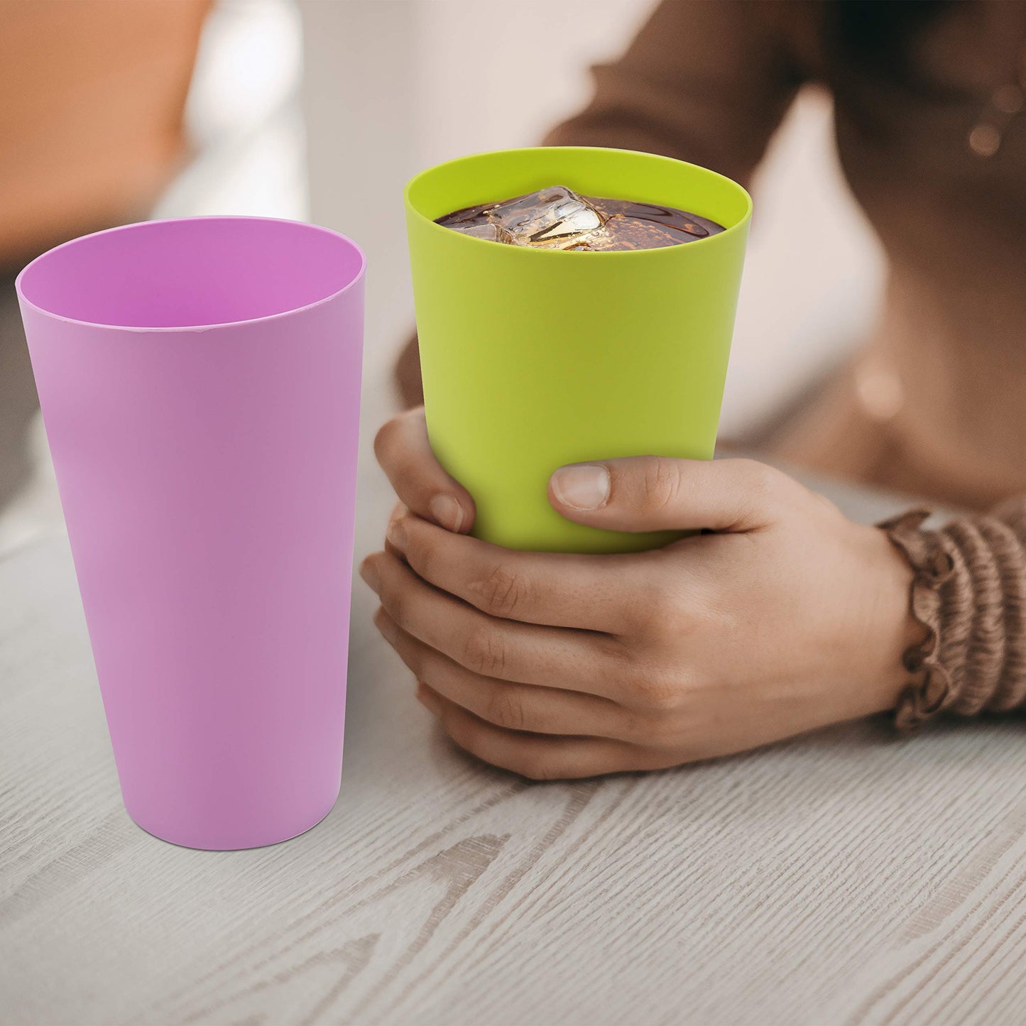 BELLE VOUS 24 Pack Colorful Plastic Cups - 600ml Reusable Drinking Cups in 4 Colors - Durable Plastic Cups for Parties, Camping, BBQs, Picnics & Beach - Dishwasher Safe & BPA Free