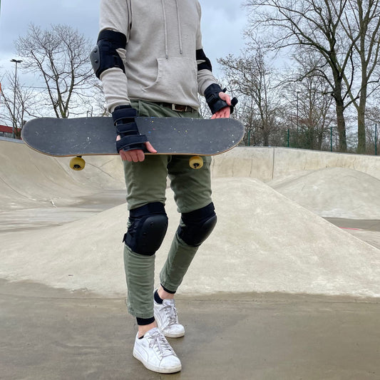 Liebkern Skate Protectors Set for adults & children [unisex] - Ideal for inline skating, skateboard, scooter - Adult inline skate knee pads Adult skate pads Adult protector set