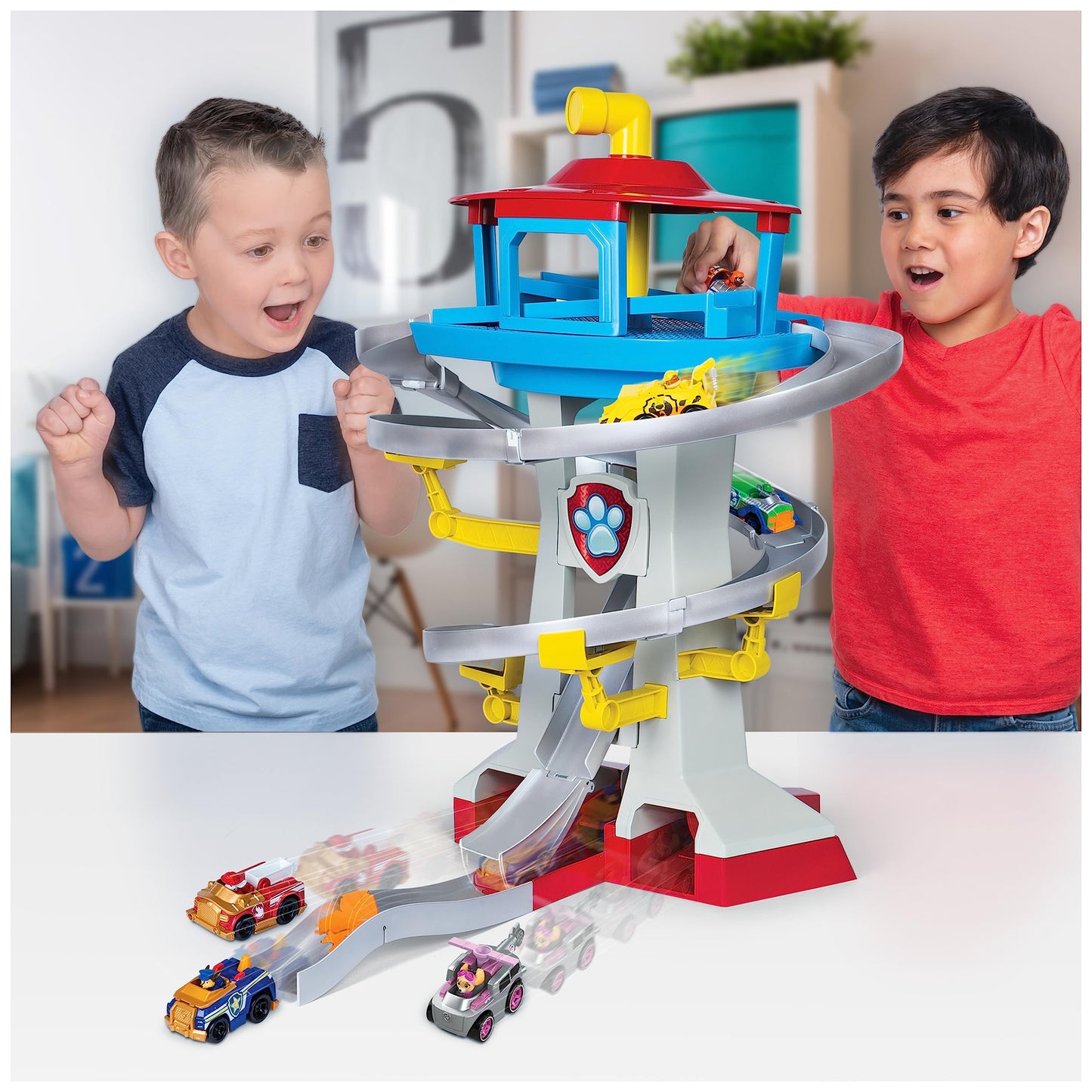 PAW PATROL 6058281 - True Metal Adventure Bay Playset with 2 metal vehicles in 1:55 scale.