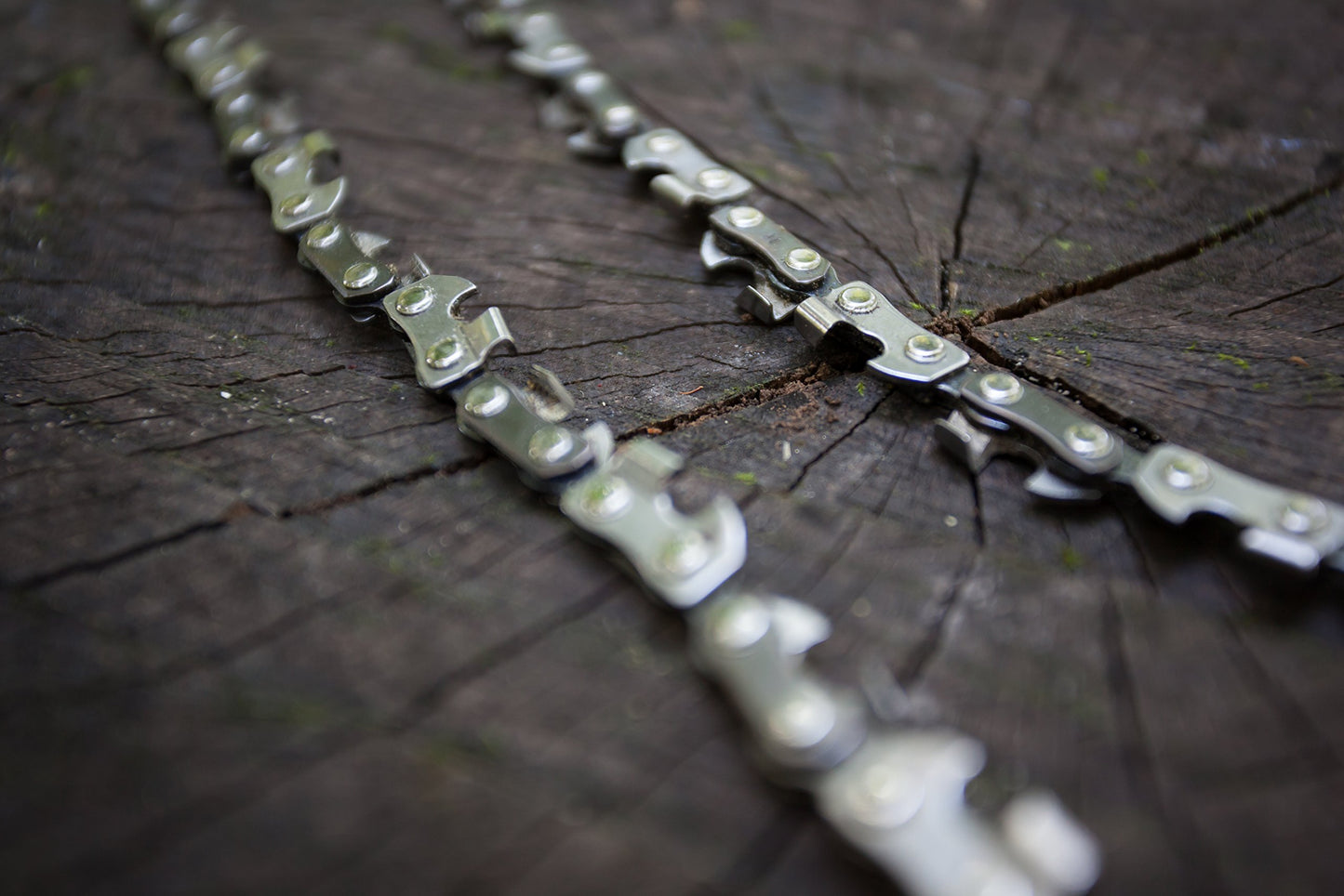 More bite with 33 carbon steel teeth - Nature is Adventure hand chainsaw with belt pouch - Premium survival branch saw garden saw for camping, garden, & outdoor accessories.
