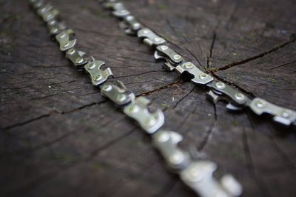 More bite with 33 carbon steel teeth - Nature is Adventure hand chainsaw with belt pouch - Premium survival branch saw garden saw for camping, garden, & outdoor accessories.