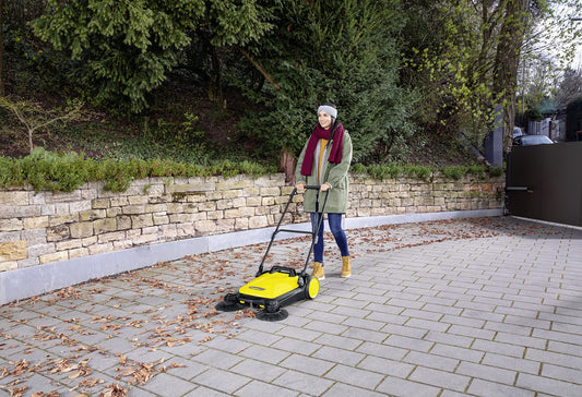 Kärcher Sweeper S 4 Twin (Max. area coverage: 2400m²/h, 2 side brushes, Sweeping container: 20 l, Working width: 680 mm, space-saving storage, height-adjustable push handle), foldable