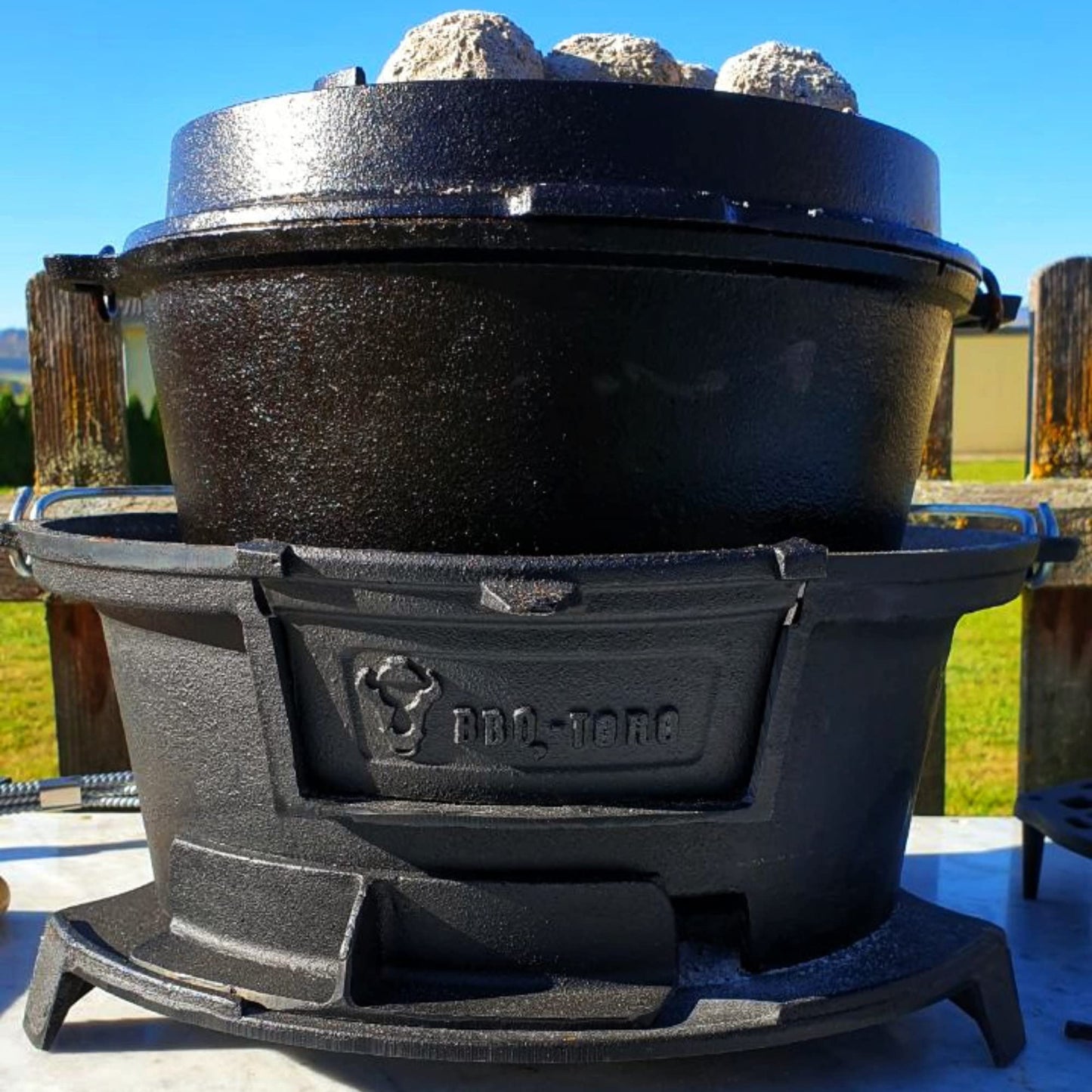 BBQ-Toro cast iron grill pot with grill grate | (W) 32 x (D) 33 x (H) 18 cm | Hibachi style grill with grate lifter | Charcoal camping grill, cast iron fire pot, BBQ grill, Dutch oven station
