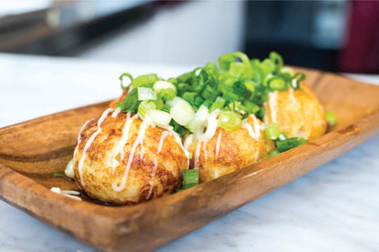 Takoyaki maker with takoyaki picks, simple and easy to use electric machine for making Japanese takoyaki octopus balls, 220-240V 50/60Hz 650W, European plug.