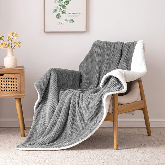 MIULEE Blanket Minky Sherpa Fleece Blanket Cozy Throw Double Layer Wool Blanket Flannel Lamb Blanket Soft Bedspread for Sofa Couch Living Room 150x200 cm Dark Grey