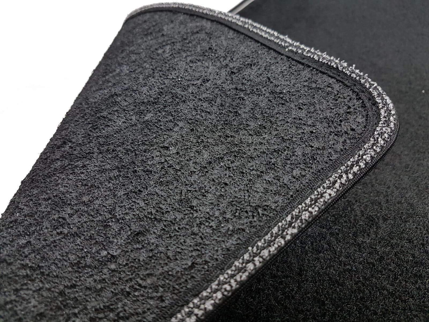 The SPRINT03710 Carpet Car Mats, in black with a non-slip design, two-tone border, and rubber heel protector, are for the Twingo III and ForFour W453 models.