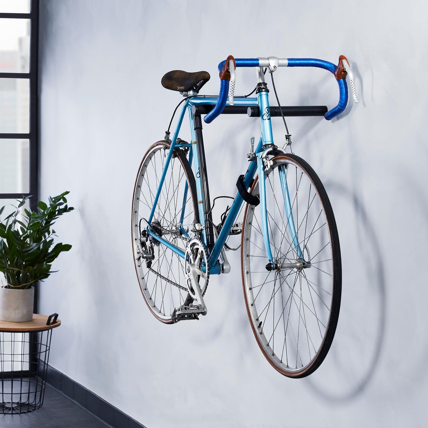 Borrow bike wall mount made of wood with a 20 kg capacity - stable wall mount for road bike, MTB, and E-bike - Black natural
