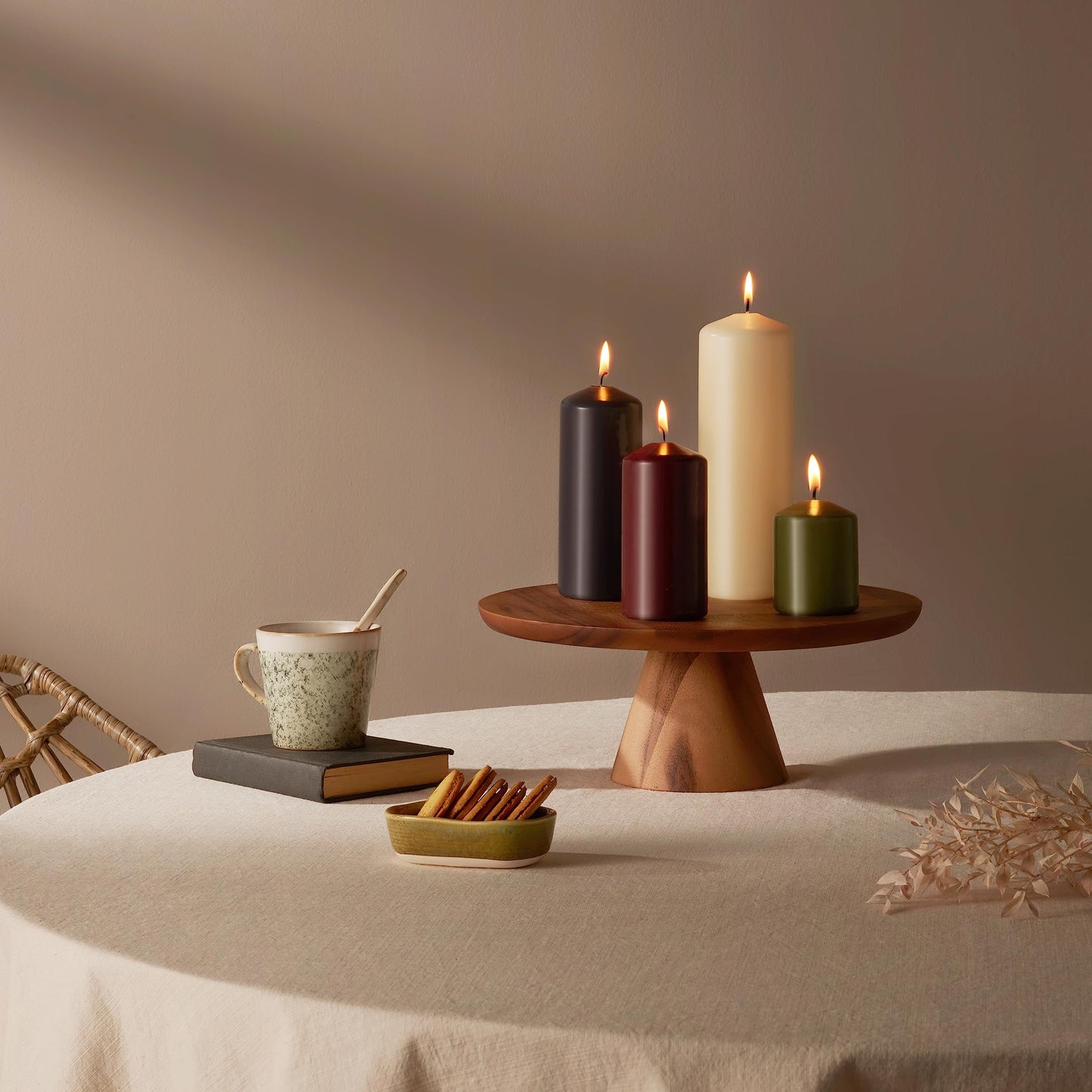 Bolsius smooth pillar candles - burgundy - 4 pieces - 20 x 7 cm - 75 hours burning time - unscented - contains natural plant wax - palm oil free.