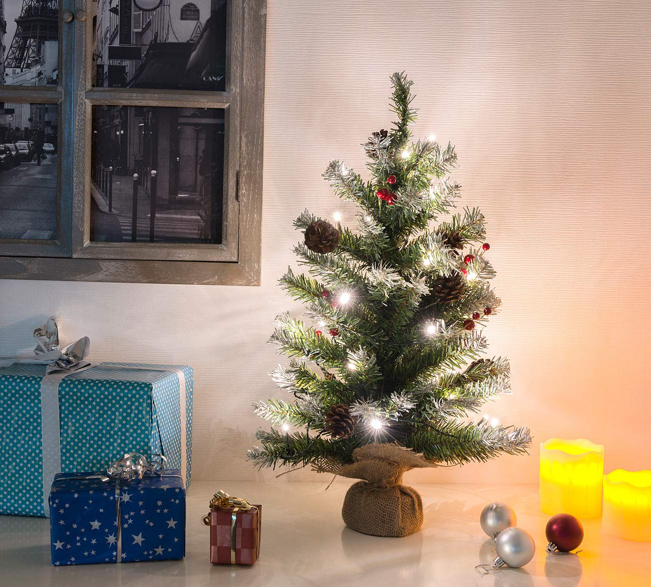 British Fir Tree Decoration: Decorative Christmas tree with 30 LEDs, pine cones, and yew berries, 60 cm (small Christmas tree, small fir trees, wireless Christmas tree lighting)